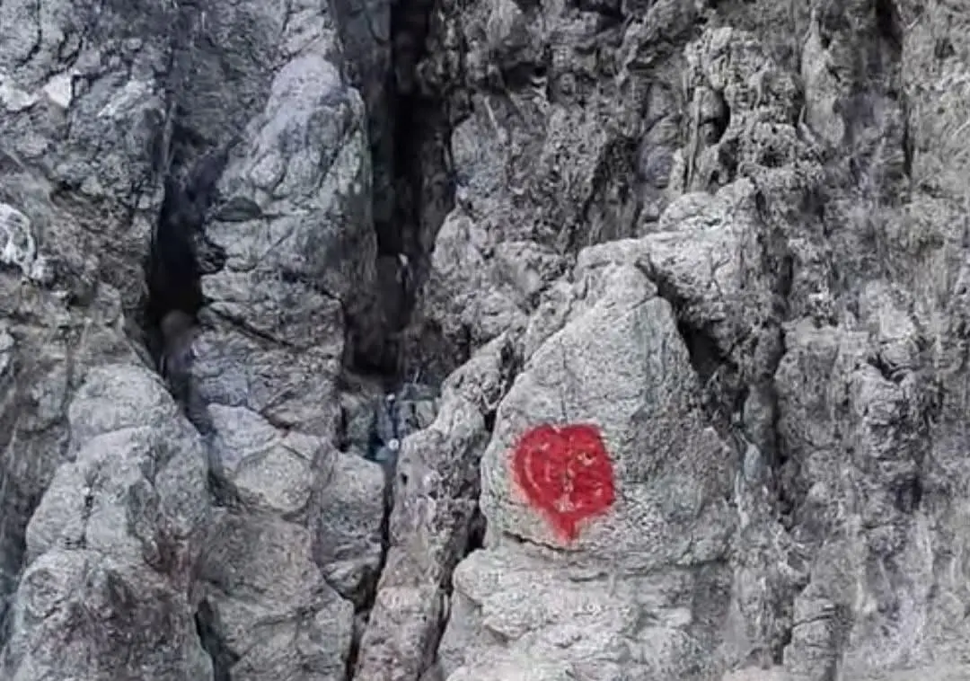 Stalettì, vandali in azione in località Caminia: imbrattato lo scoglio della Grotta di San Gregorio\n