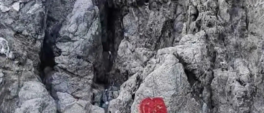 Stalettì, vandali in azione in località Caminia: imbrattato lo scoglio della Grotta di San Gregorio\n
