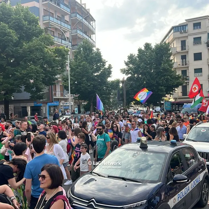 Cosenza Pride, una marea arcobaleno sommerge la città dei Bruzi: in migliaia da tutta la Calabria