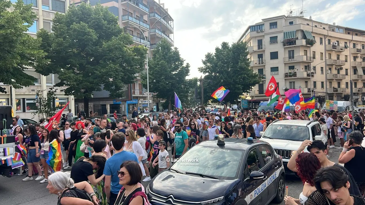 Cosenza Pride, una marea arcobaleno sommerge la città dei Bruzi: in migliaia da tutta la Calabria