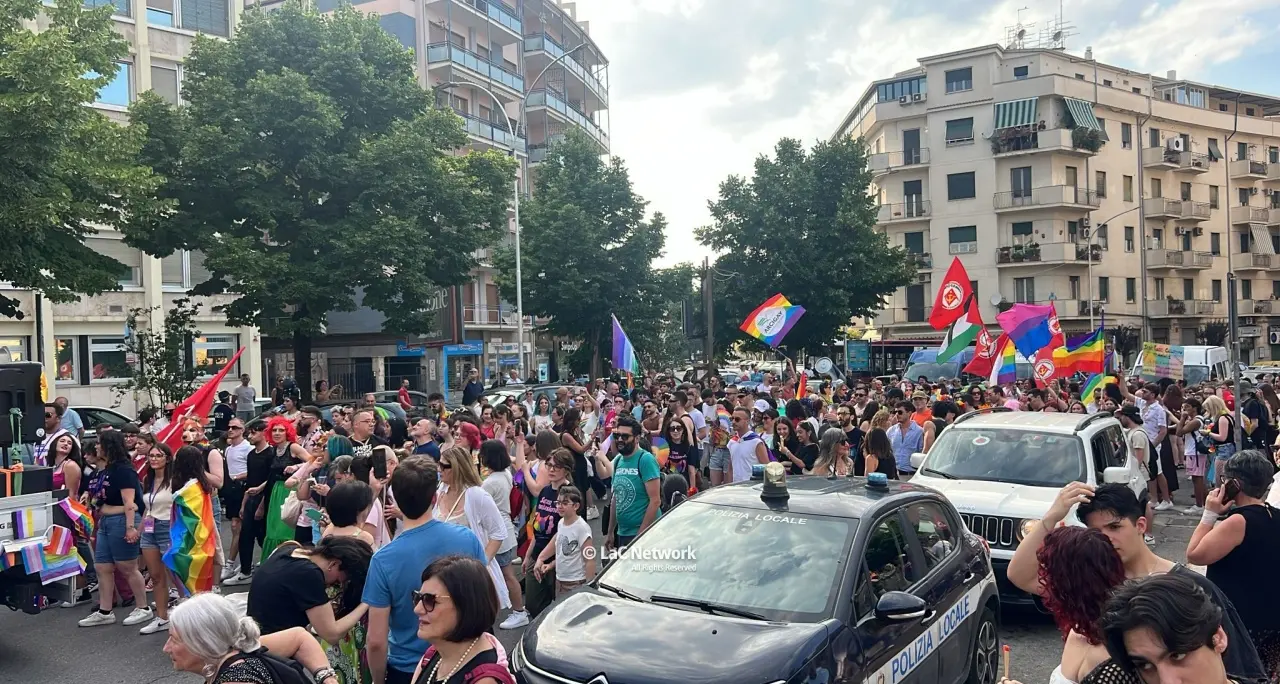 Cosenza Pride, una marea arcobaleno sommerge la città dei Bruzi: in migliaia da tutta la Calabria