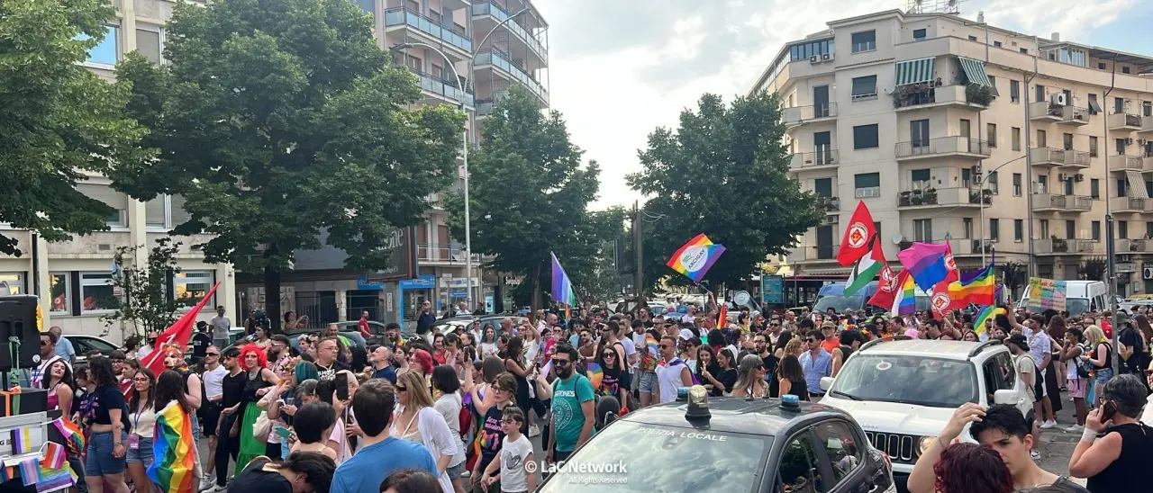 Cosenza Pride, una marea arcobaleno sommerge la città dei Bruzi: in migliaia da tutta la Calabria