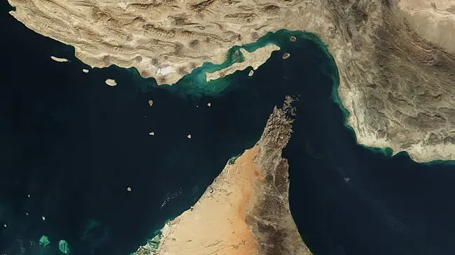 <p>Un&#39;immagine satellitare dello Stretto di Hormuz pubblicata dalla Nasa</p>\\n