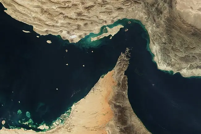 <p>Un&#39;immagine satellitare dello Stretto di Hormuz pubblicata dalla Nasa</p>\\n