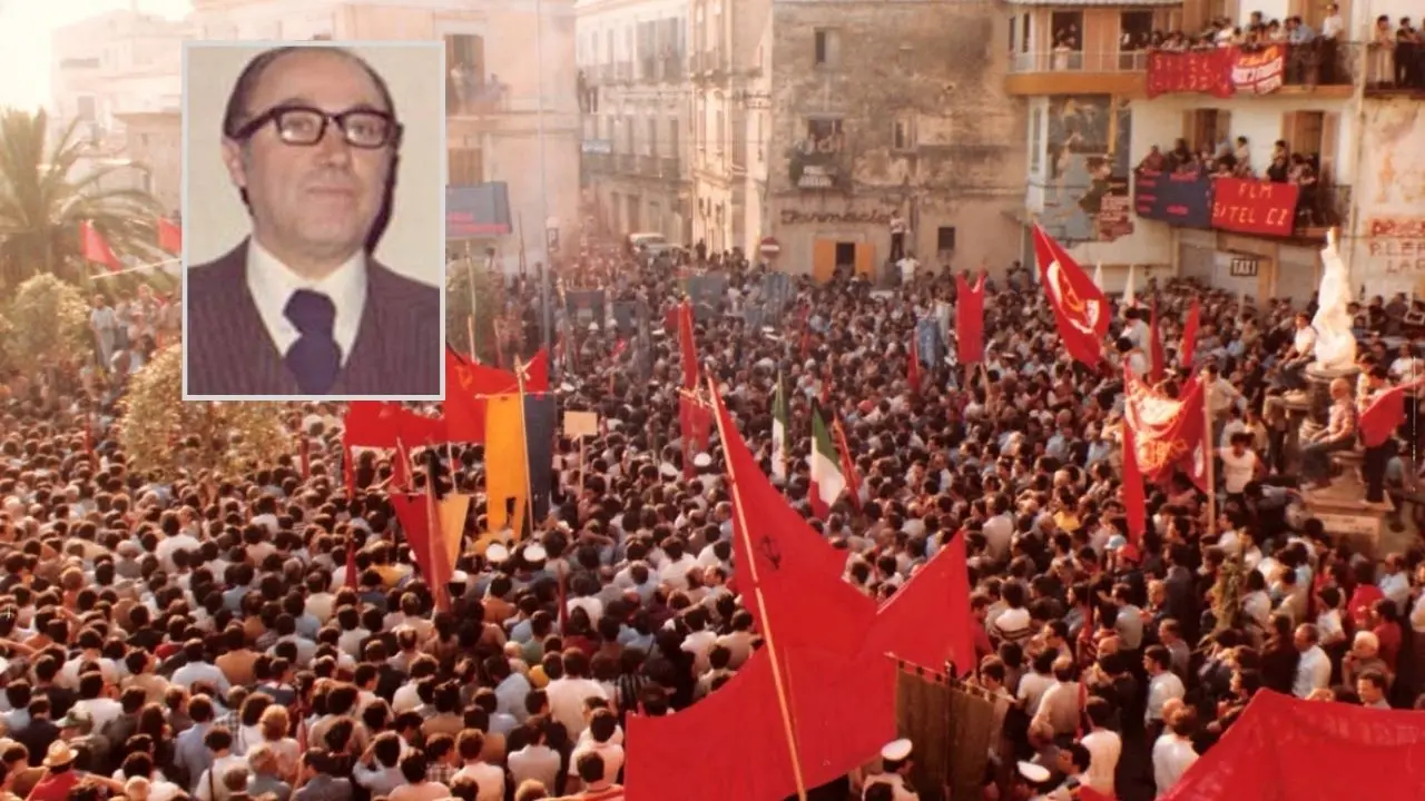 <p>I funerali di Giannino Losardo (nel riquadro). Foto da Facebook</p>\\n
