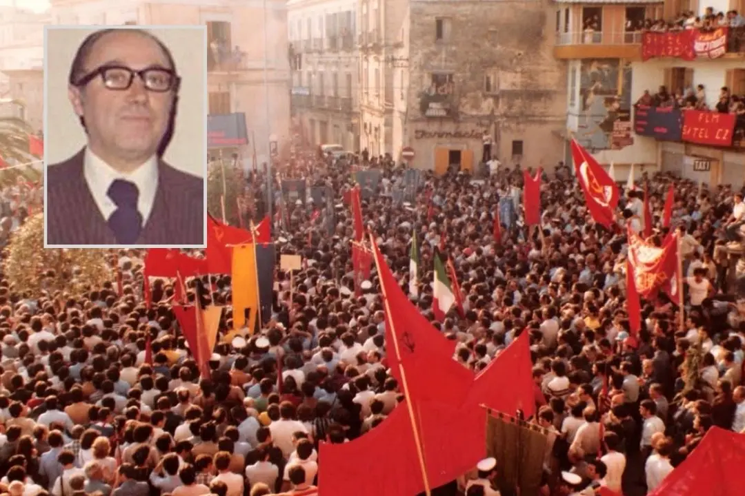 <p>I funerali di Giannino Losardo (nel riquadro). Foto da Facebook</p>\\n