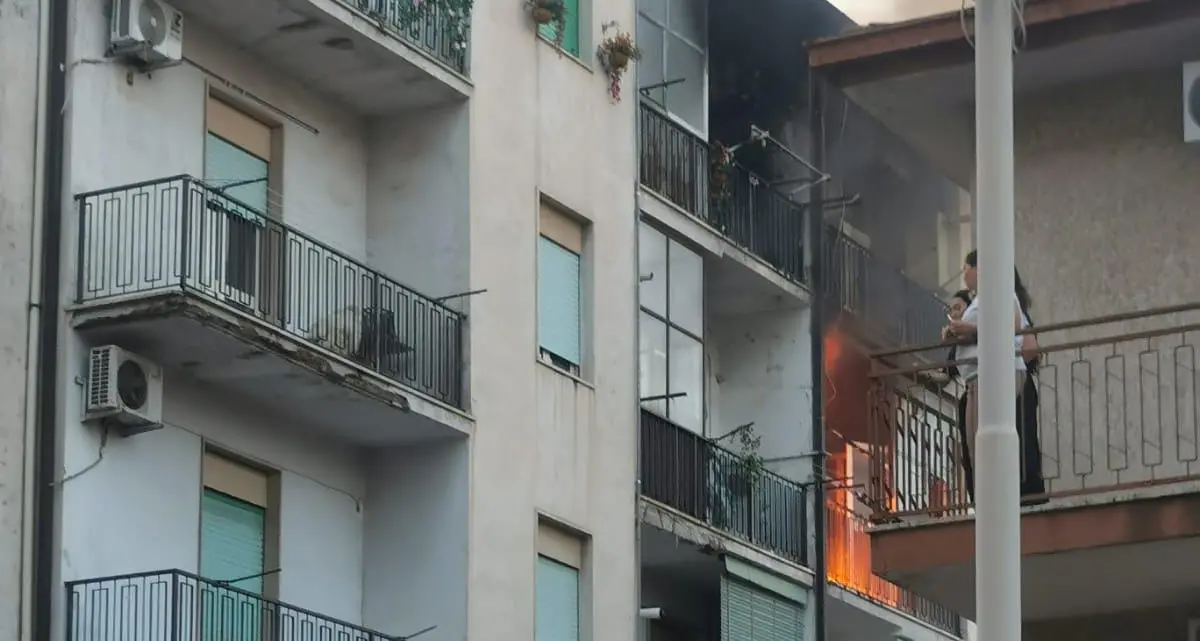 Corigliano Rossano, caldaia esplode al terzo piano di un palazzo: tanta paura per il botto, nessun ferito\u00A0\n