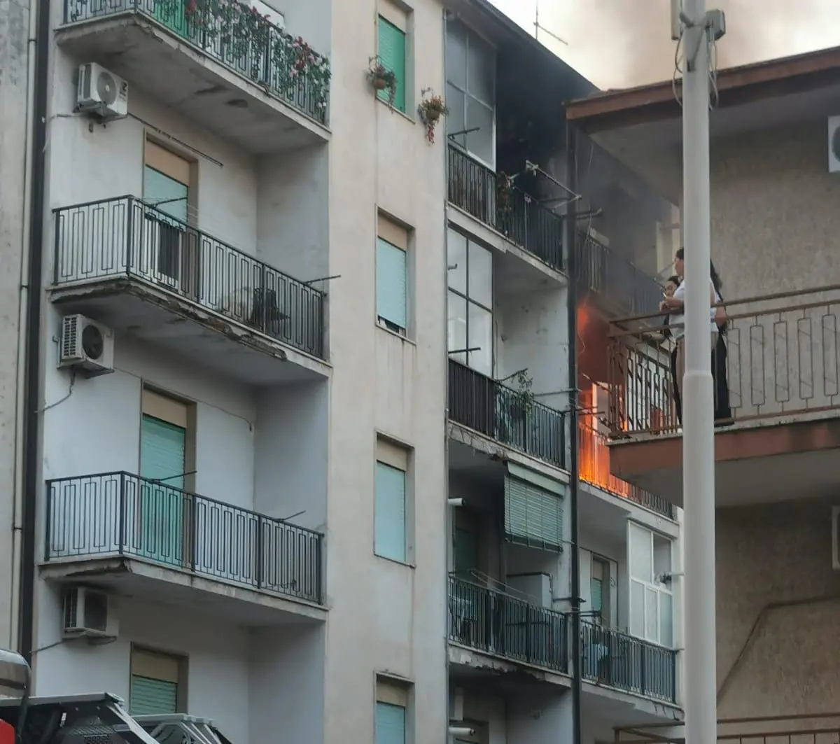 Corigliano Rossano, caldaia esplode al terzo piano di un palazzo: tanta paura per il botto, nessun ferito\u00A0\n