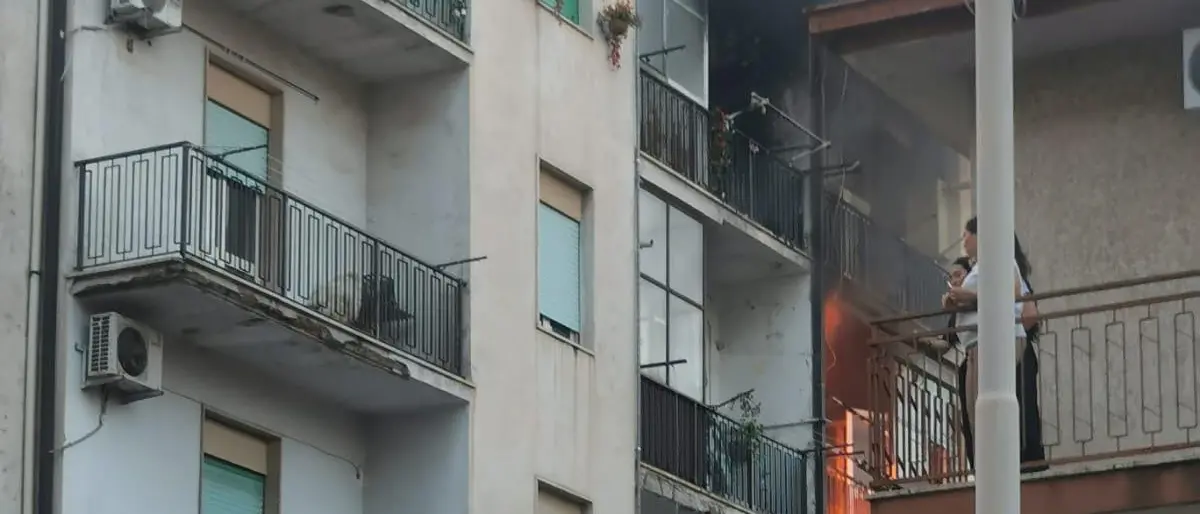 Corigliano Rossano, caldaia esplode al terzo piano di un palazzo: tanta paura per il botto, nessun ferito\u00A0\n
