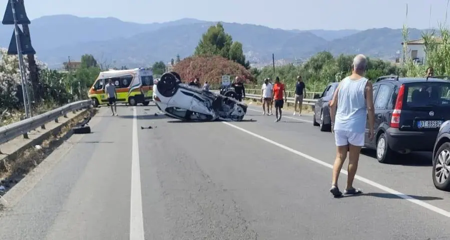 Corigliano Rossano, scontro tra tir e auto sulla statale 106: sei feriti, due sono bambini\n