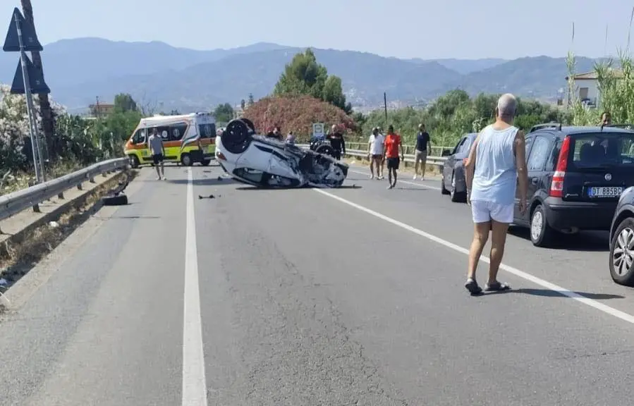 Corigliano Rossano, scontro tra tir e auto sulla statale 106: sei feriti, due sono bambini\n