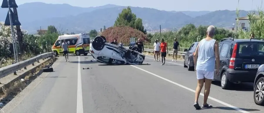 Corigliano Rossano, scontro tra tir e auto sulla statale 106: sei feriti, due sono bambini\n