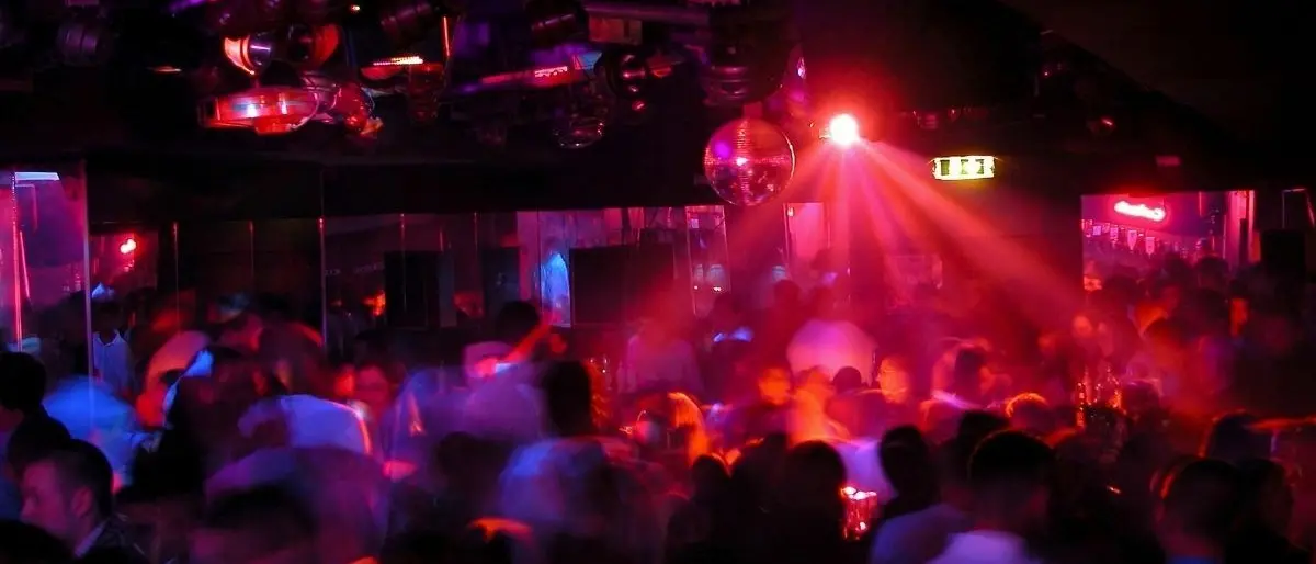 Francia, 145 donne vittime di “punture” con sonniferi e droga alla Festa della musica: fermate 12 persone\n