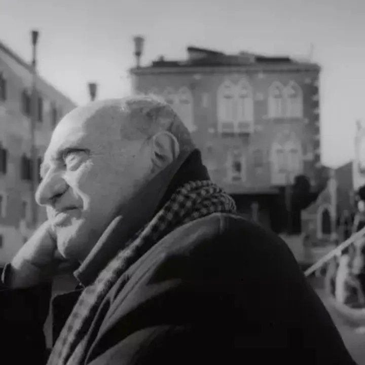 Lutto nel mondo dell’arte, è morto Arnaldo Pomodoro: lo scultore aveva 99 anni\n