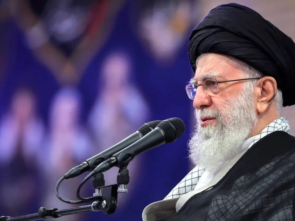 Iran, Khamenei abdica: il figlio Mojtaba sarà la nuova Guida suprema ma non tutti sono d'accordo