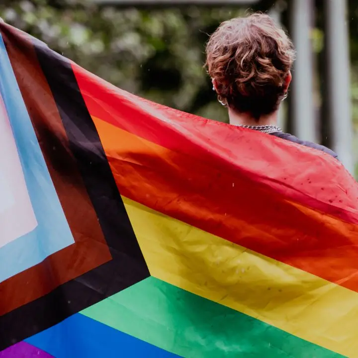 Pride di Catanzaro, la destra contesta l’uso di fondi pubblici: «Sottratti 2000 euro per veicolare l'ideologia gender»