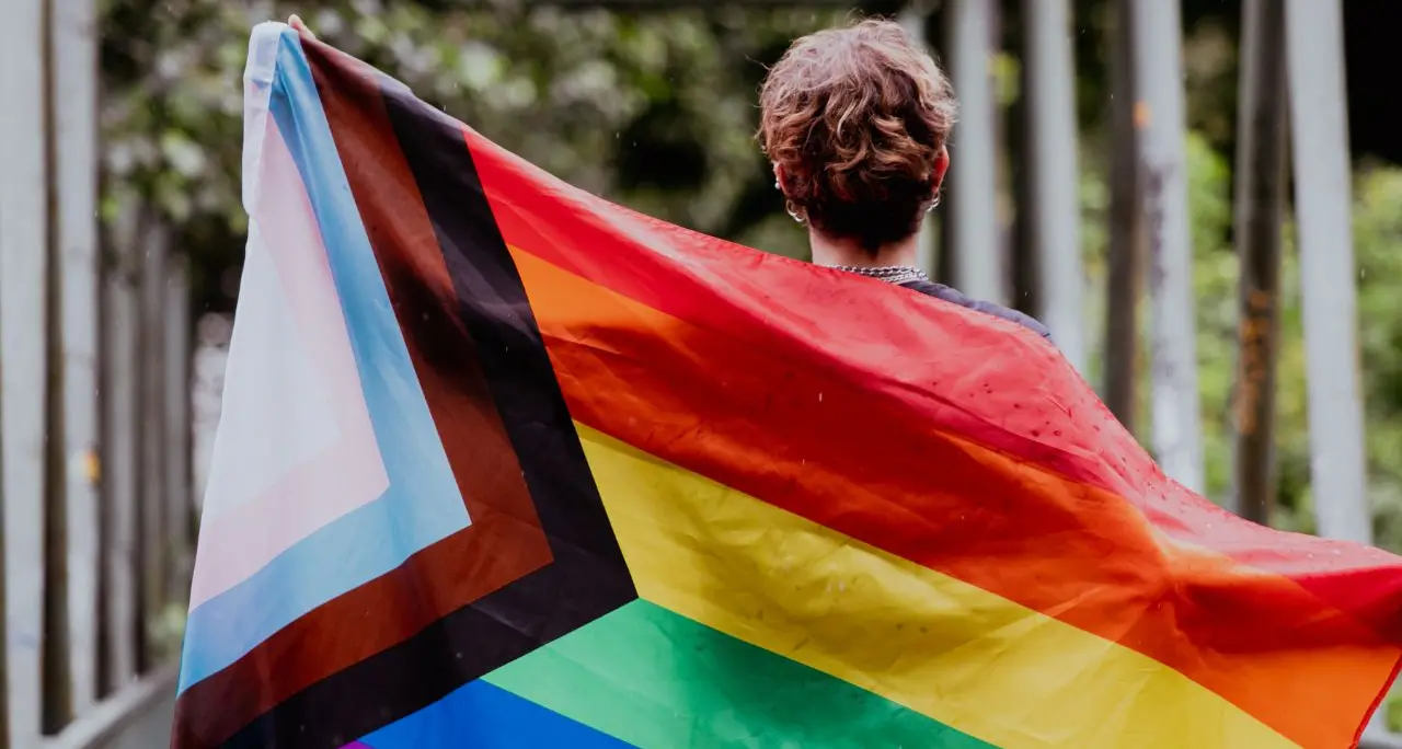 Pride di Catanzaro, la destra contesta l’uso di fondi pubblici: «Sottratti 2000 euro per veicolare l'ideologia gender»