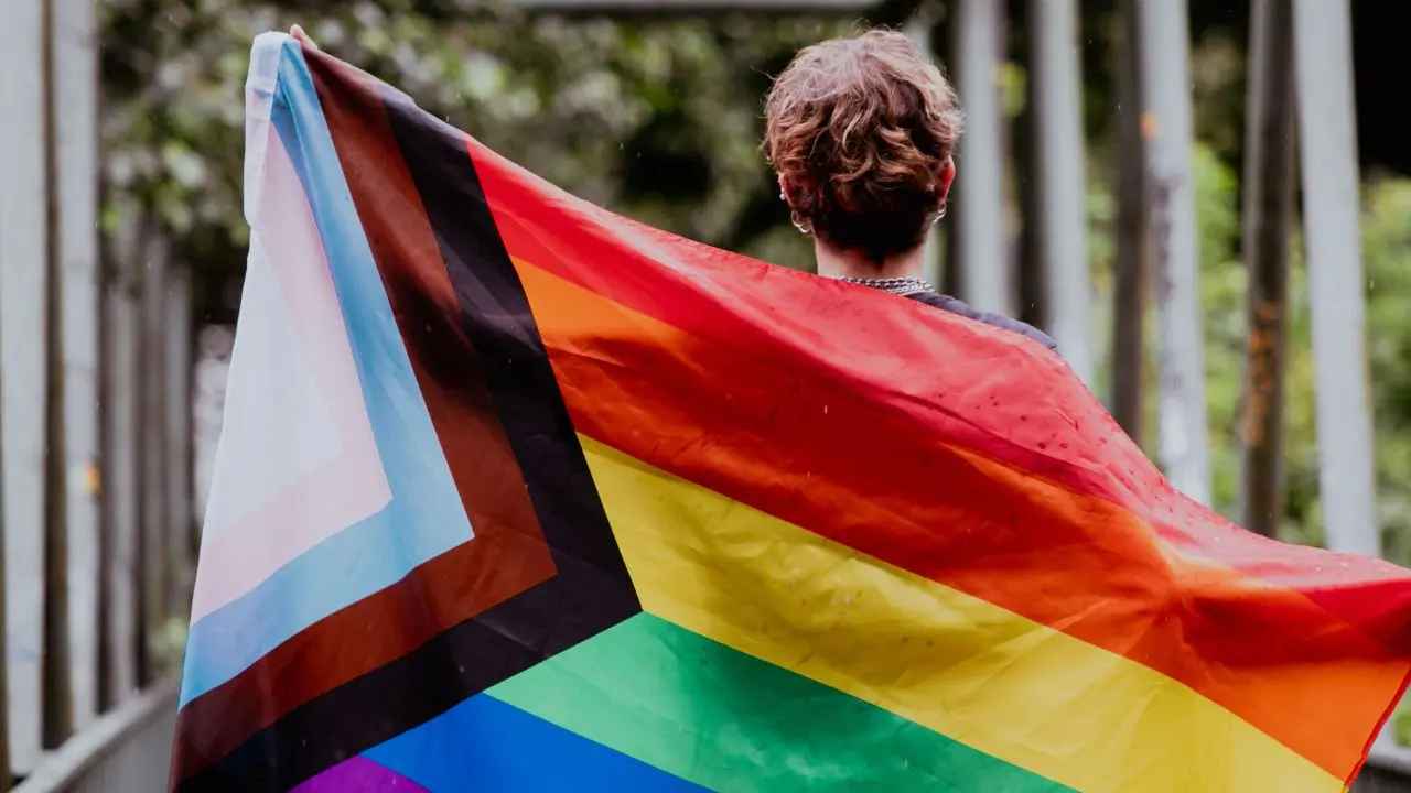 Gay Pride a Catanzaro, la destra contesta l’uso di fondi pubblici: «Sottratti 2000 euro per veicolare l'ideologia gender»\n