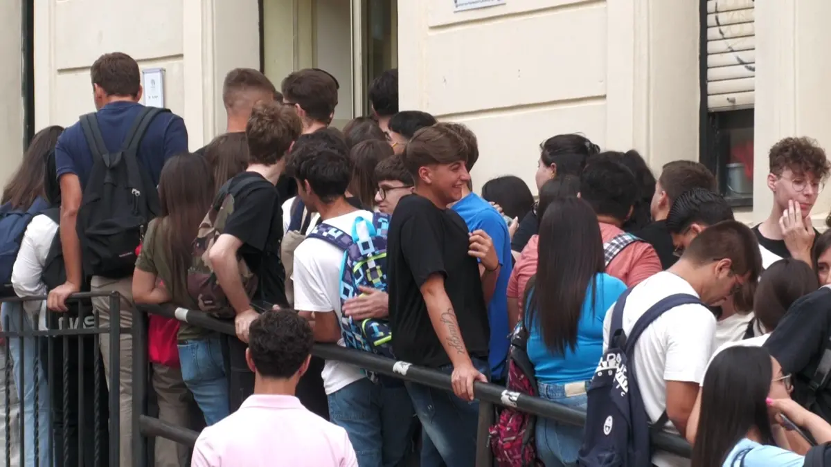 <p>Studenti e studentesse in attesa di entrare per le prove degli esami di Stato</p>\\n