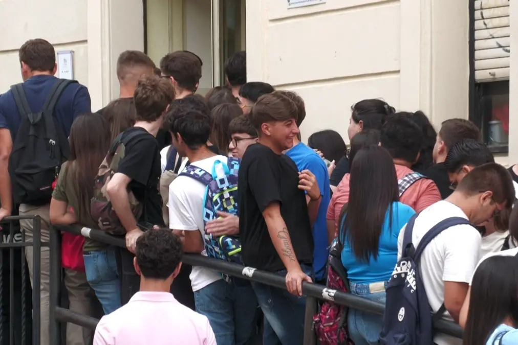 <p>Studenti e studentesse in attesa di entrare per le prove degli esami di Stato</p>\\n