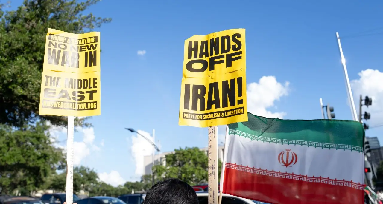 La rappresaglia iraniana su una base Usa in Qatar non fa vittime, Trump: «Risposta debole, ora la pace»