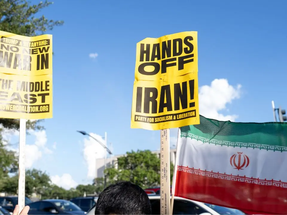 La rappresaglia iraniana su una base Usa in Qatar non fa vittime, Trump: «Risposta debole, ora la pace»
