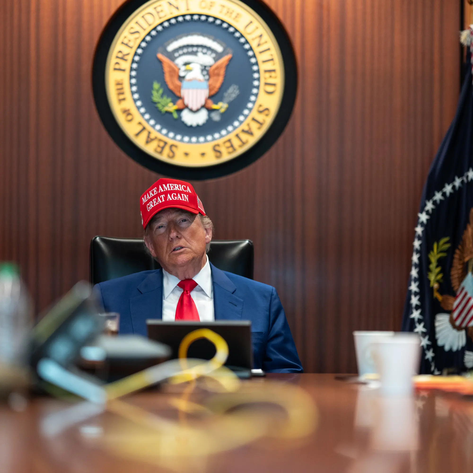 Le 48 ore più pazze di Trump: entra in guerra, minaccia Teheran, poi firma la pace via social