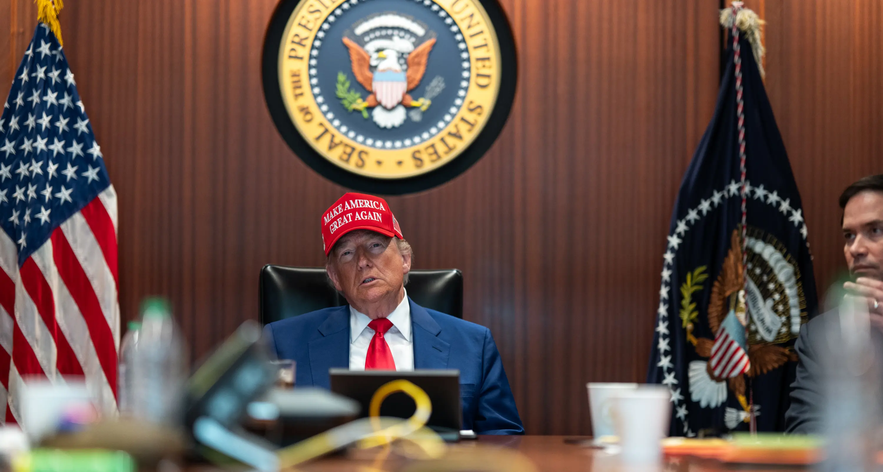 Le 48 ore più pazze di Trump: entra in guerra, minaccia Teheran, poi firma la pace via social