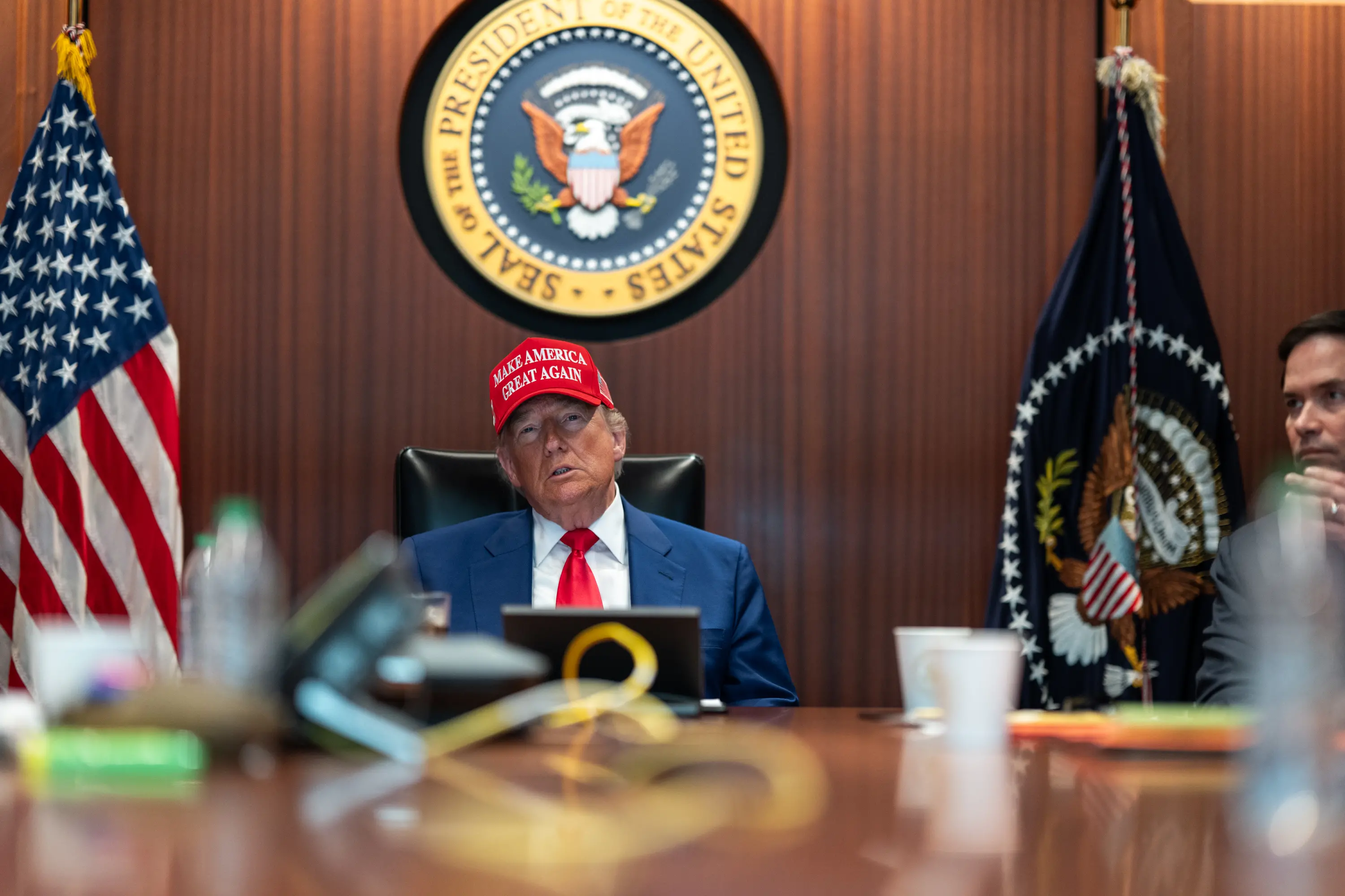Le 48 ore più pazze di Trump: entra in guerra, minaccia Teheran, poi firma la pace via social
