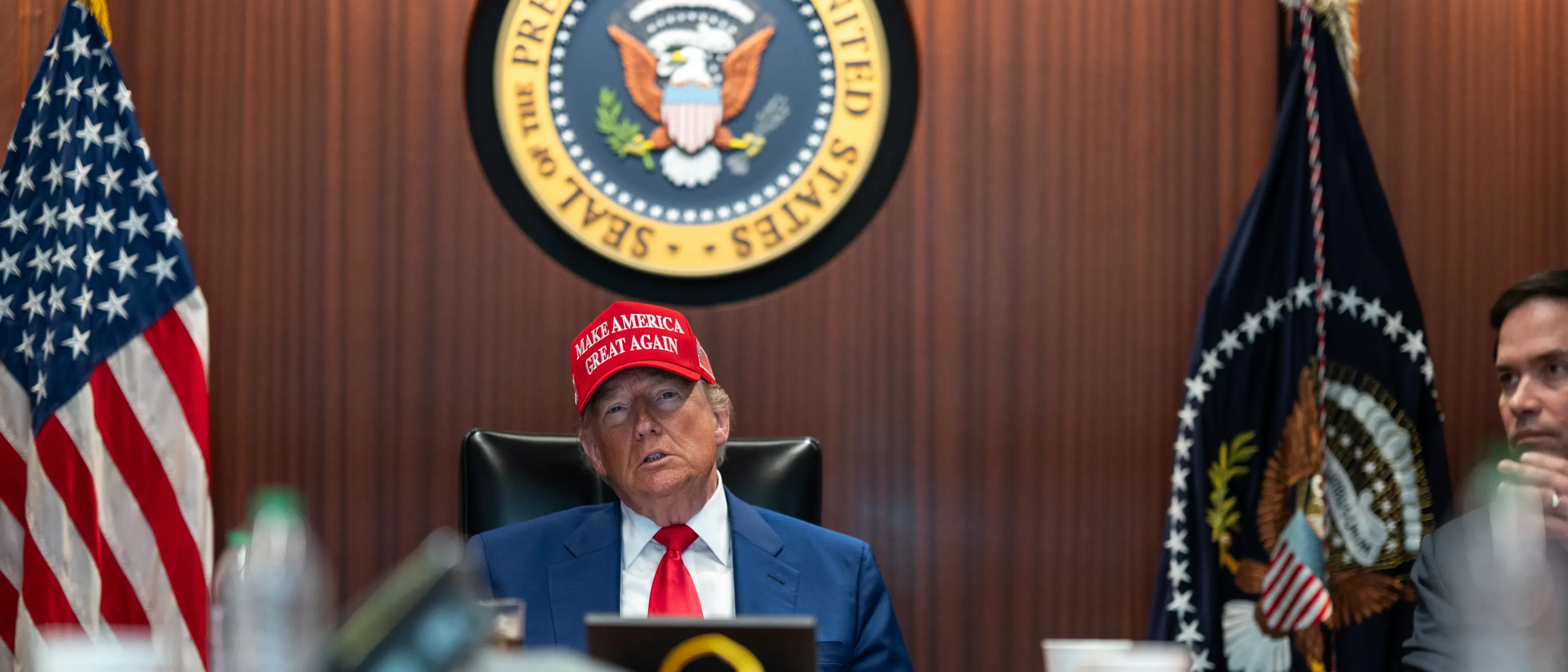 Le 48 ore più pazze di Trump: entra in guerra, minaccia Teheran, poi firma la pace via social