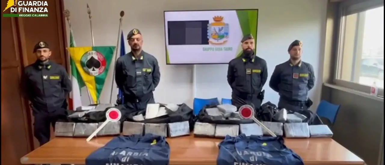 Gioia Tauro, la guardia di finanza sequestra 228 chili di cocaina e arresta due portuali mentre tentano la fuga tra i container\n