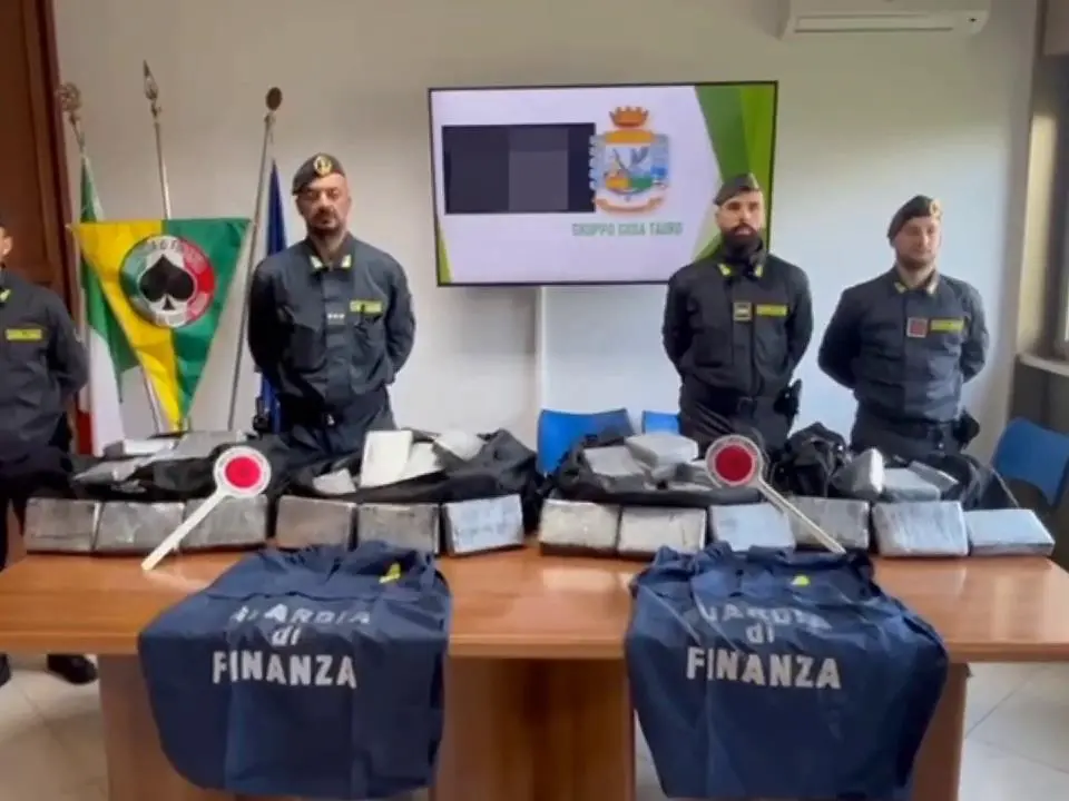 Gioia Tauro, la guardia di finanza sequestra 228 chili di cocaina e arresta due portuali mentre tentano la fuga tra i container
