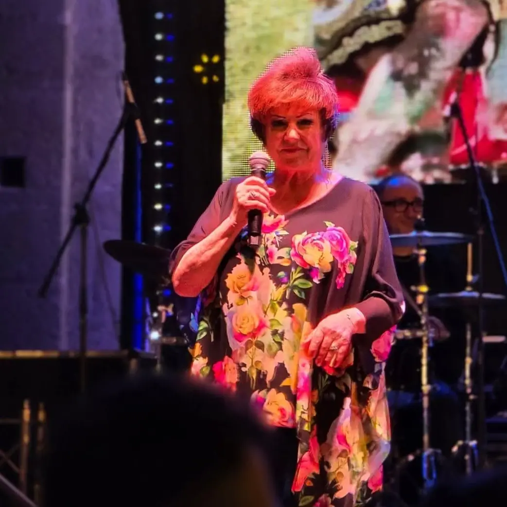 Orietta Berti dà il via al Borgia Summer Vibes, successo di pubblico e applausi per il concerto della cantante emiliana\n