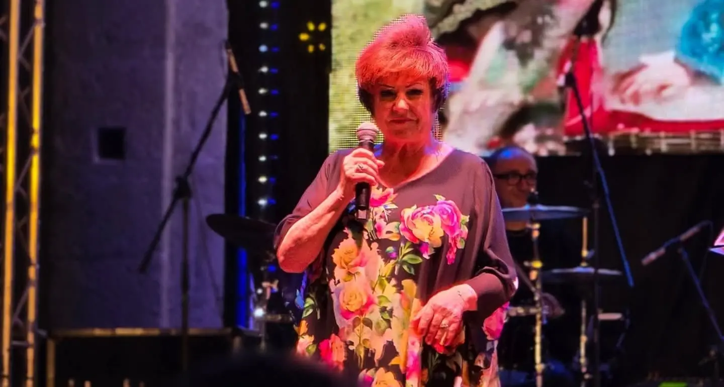 Orietta Berti dà il via al Borgia Summer Vibes, successo di pubblico e applausi per il concerto della cantante emiliana\n