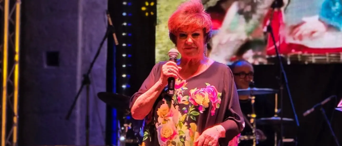 Orietta Berti dà il via al Borgia Summer Vibes, successo di pubblico e applausi per il concerto della cantante emiliana\n