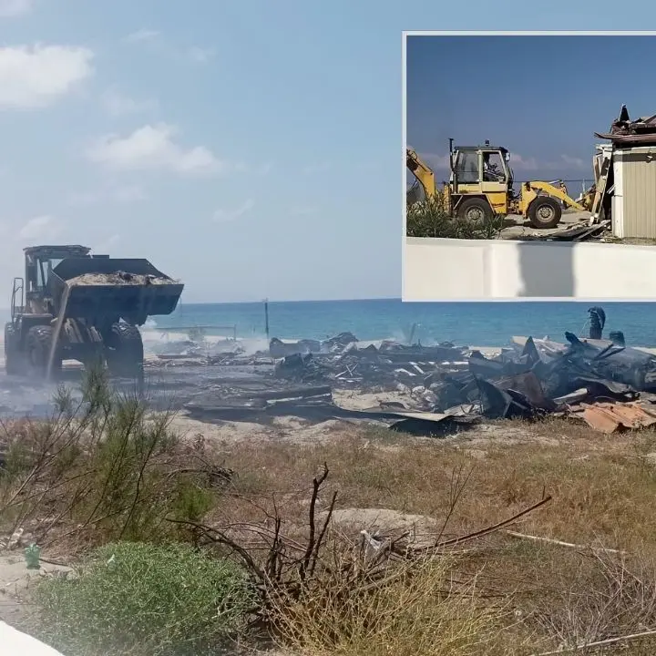 Gioia Tauro, lido abusivo demolito dal Comune.\u00A0Poi un incendio ne distrugge i resti\n