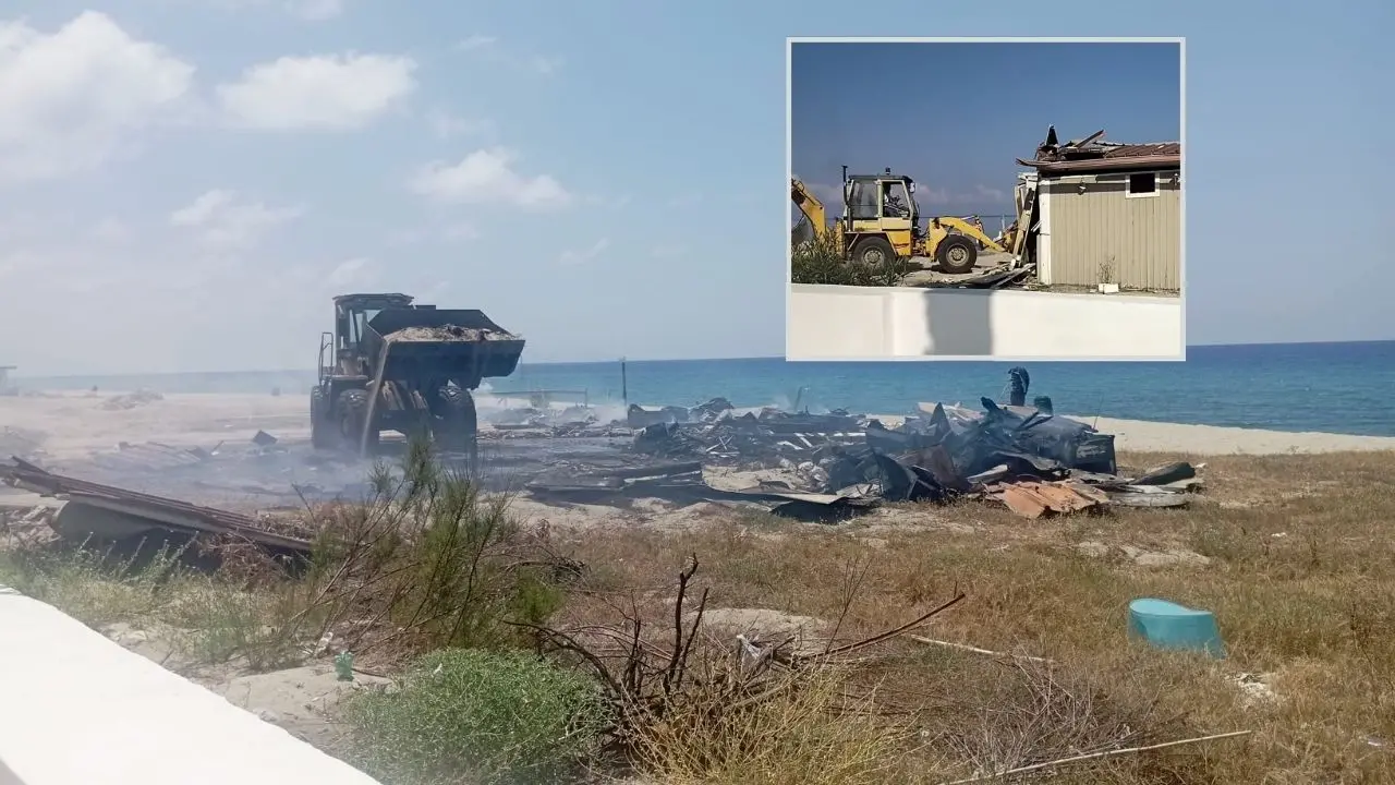 Gioia Tauro, lido abusivo demolito dal Comune.\u00A0Poi un incendio ne distrugge i resti\n