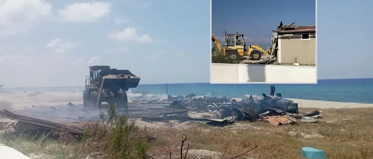 Gioia Tauro, lido abusivo demolito dal Comune.\u00A0Poi un incendio ne distrugge i resti\n