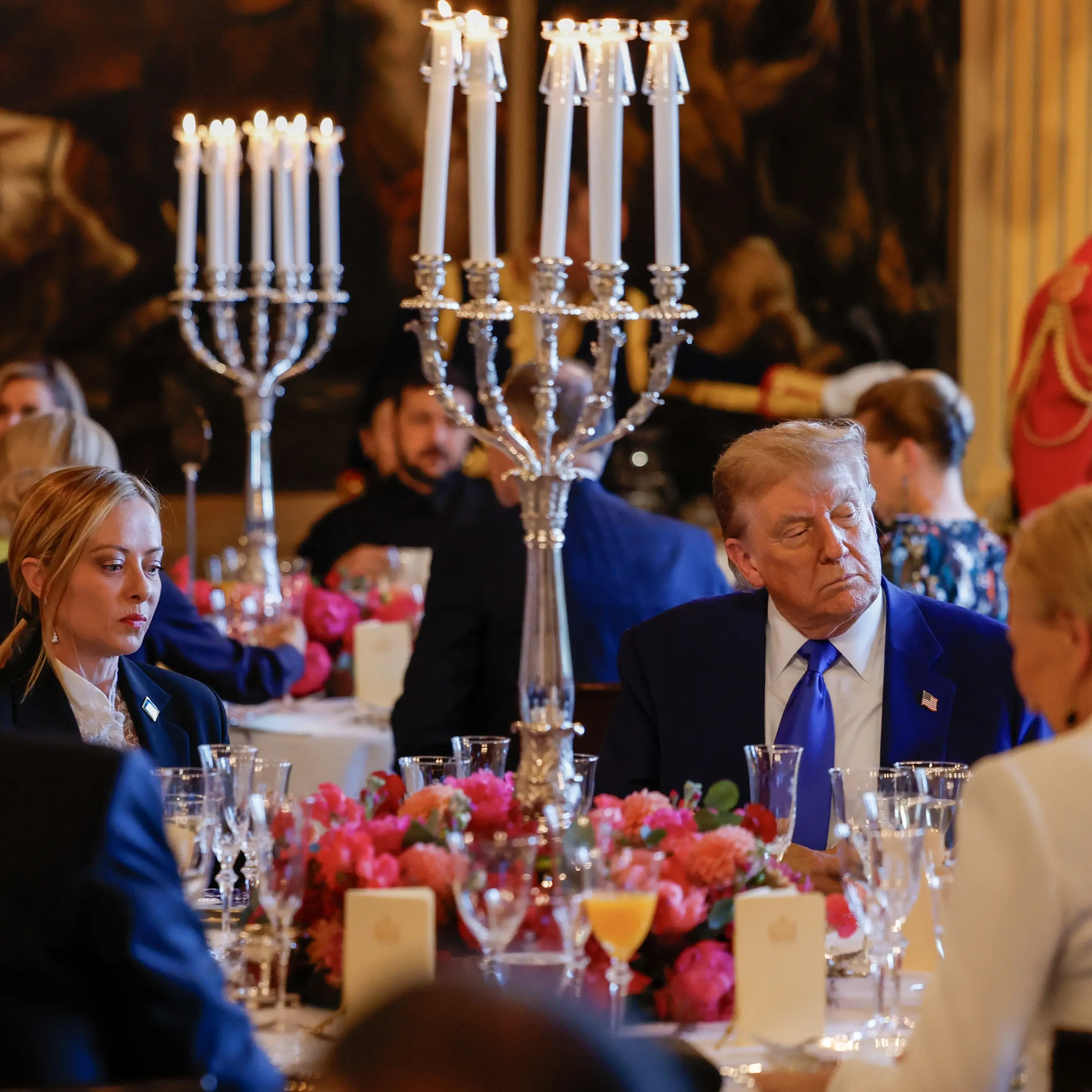 Trump all’Aja, tensioni alla cena Nato: gelo con Macron, convergenze incerte con Meloni