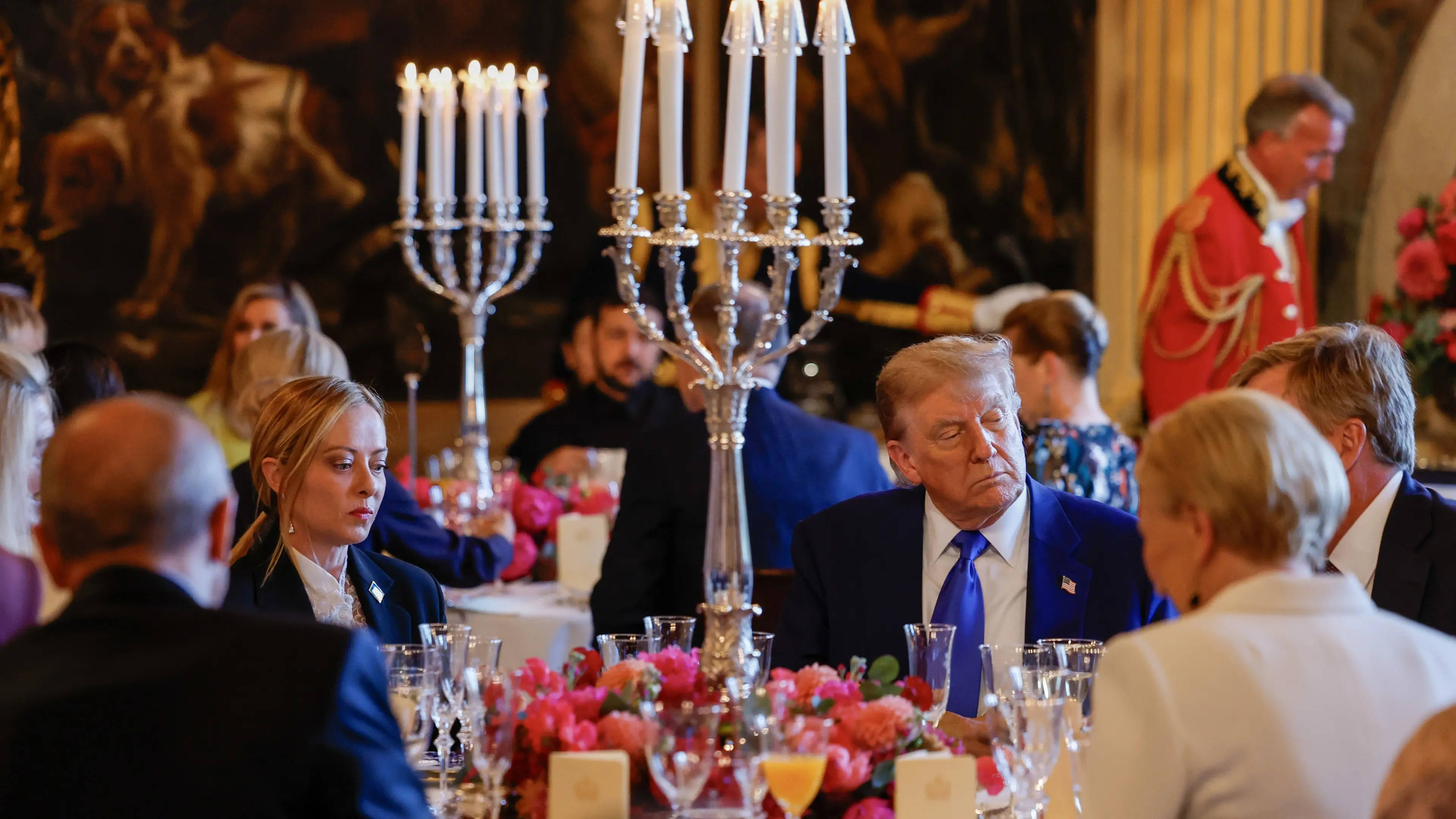 Trump all’Aja, tensioni alla cena Nato: gelo con Macron, convergenze incerte con Meloni