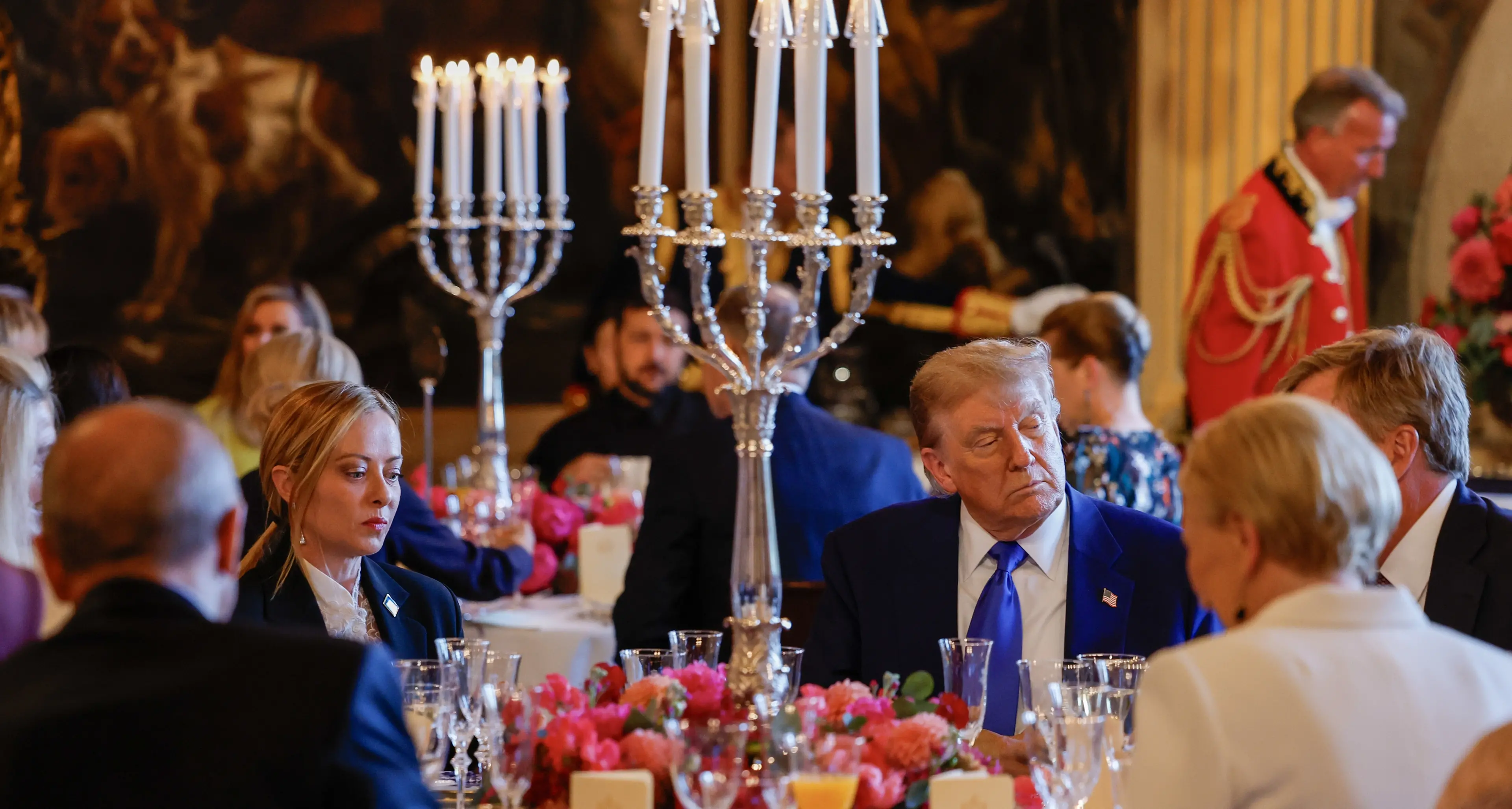 Trump all’Aja, tensioni alla cena Nato: gelo con Macron, convergenze incerte con Meloni