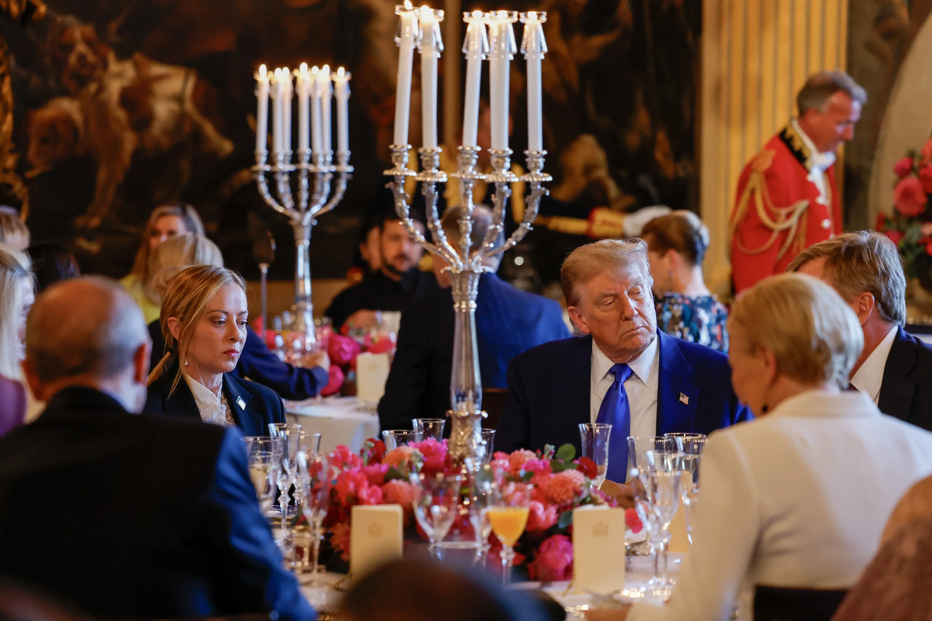 Trump all’Aja, tensioni alla cena Nato: gelo con Macron, convergenze incerte con Meloni
