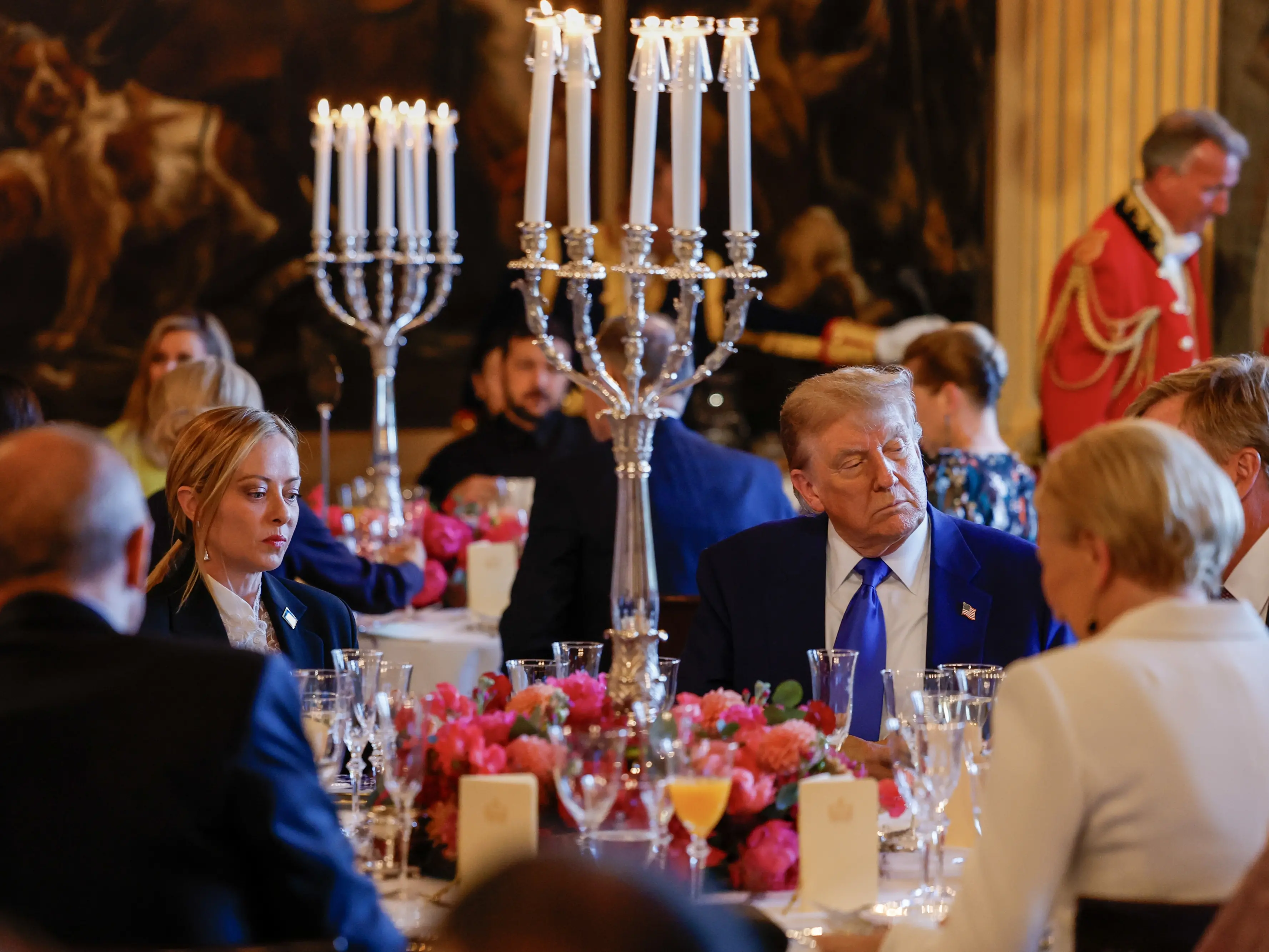Trump all’Aja, tensioni alla cena Nato: gelo con Macron, convergenze incerte con Meloni