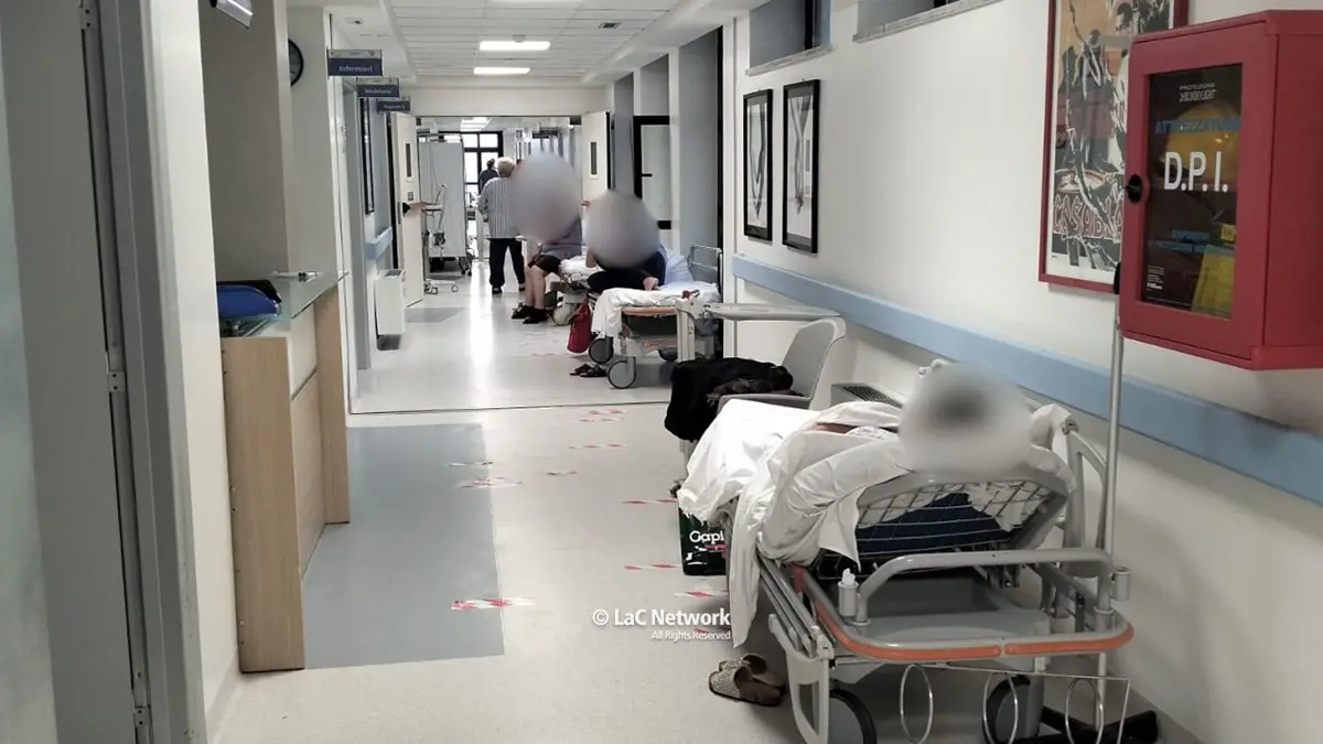 Pazienti stipati nei corridoi dell’ospedale prima dell’intervento al cuore, è emergenza sovraffollamento a Catanzaro\u00A0\n