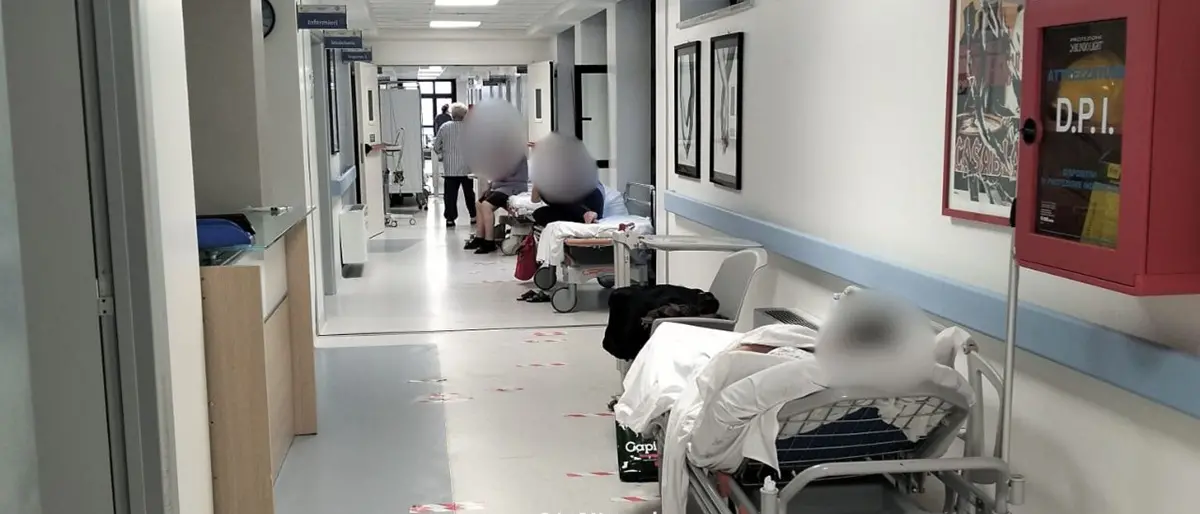 Pazienti stipati nei corridoi dell’ospedale prima dell’intervento al cuore, è emergenza sovraffollamento a Catanzaro\u00A0\n