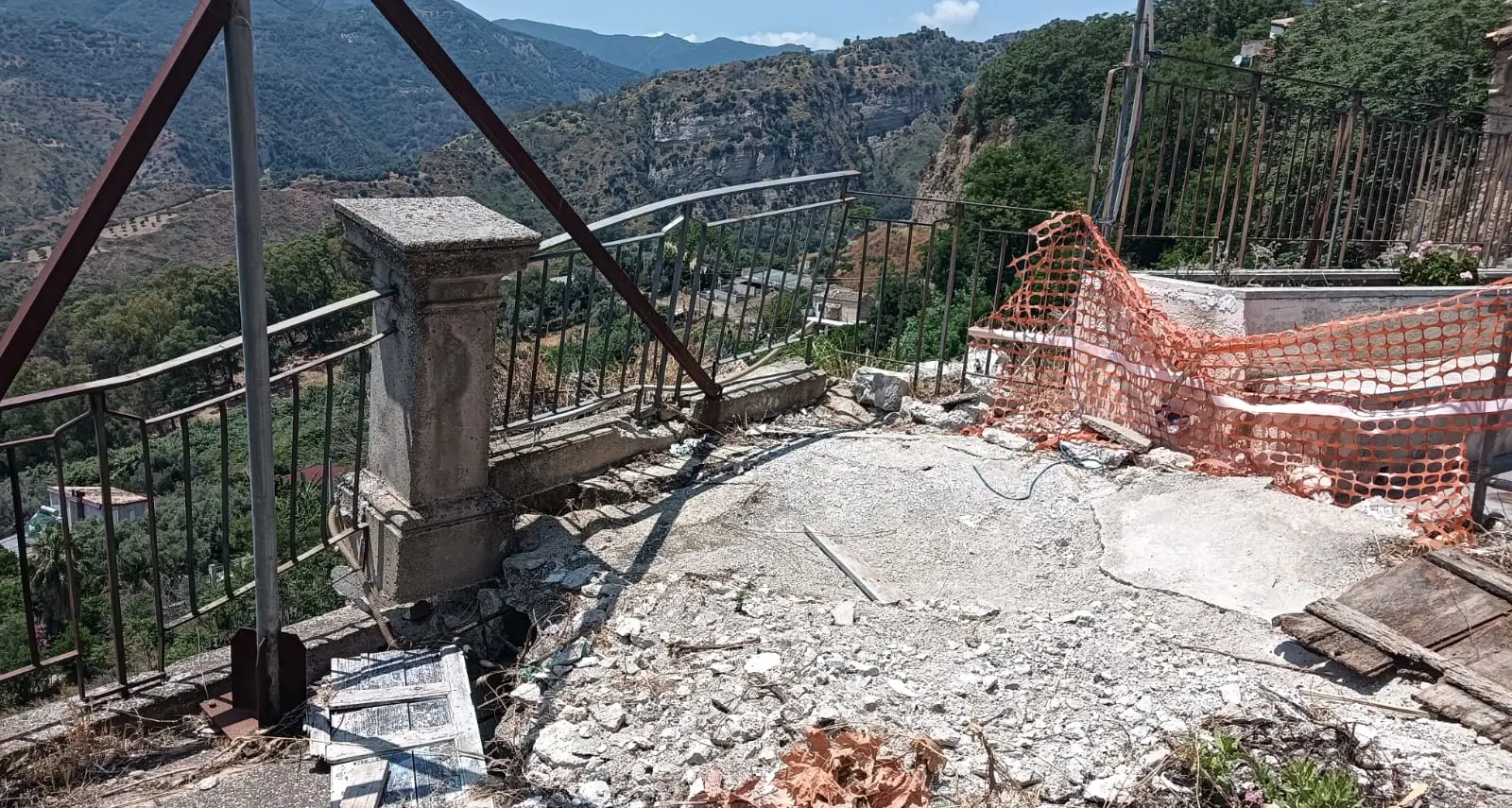 Inghiottito da una frana 10 anni fa, così a Caulonia il quartiere Maietta rischia di sparire\u00A0\n