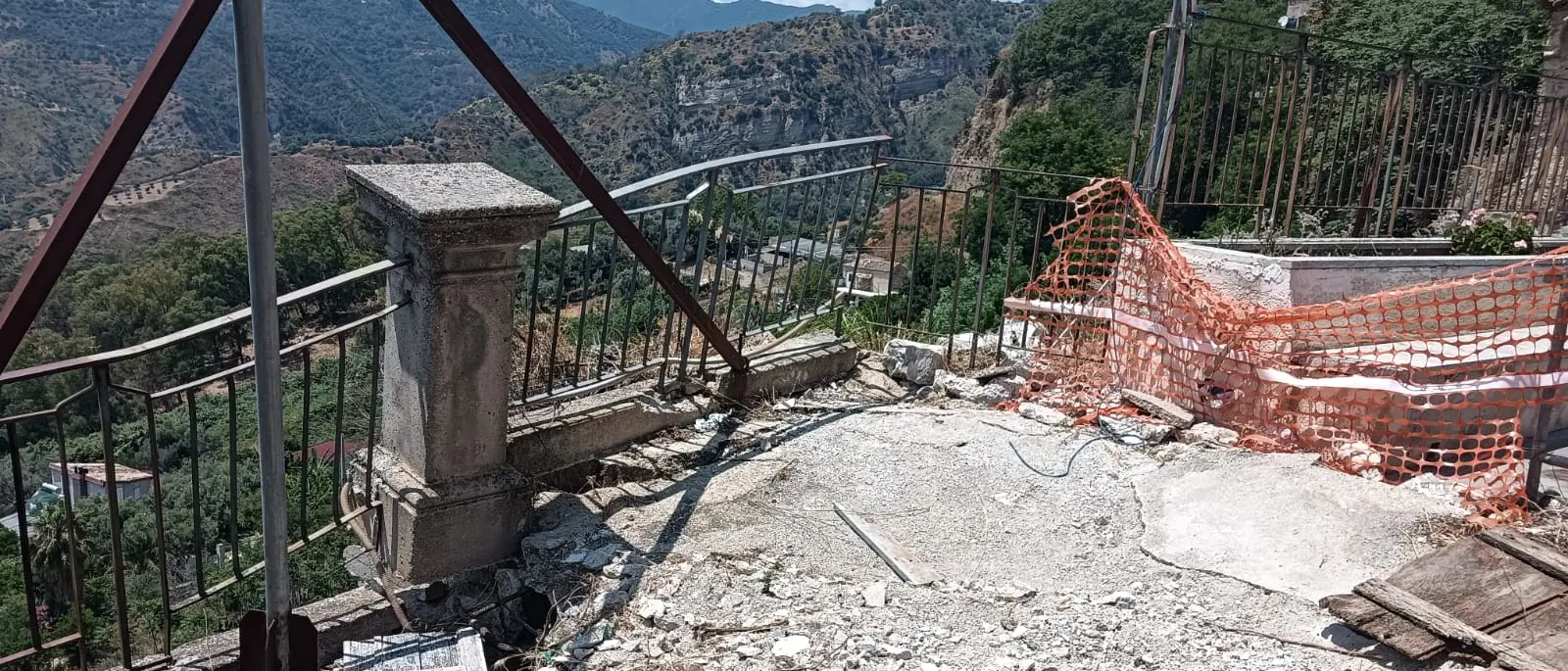 Inghiottito da una frana 10 anni fa, così a Caulonia il quartiere Maietta rischia di sparire\u00A0\n