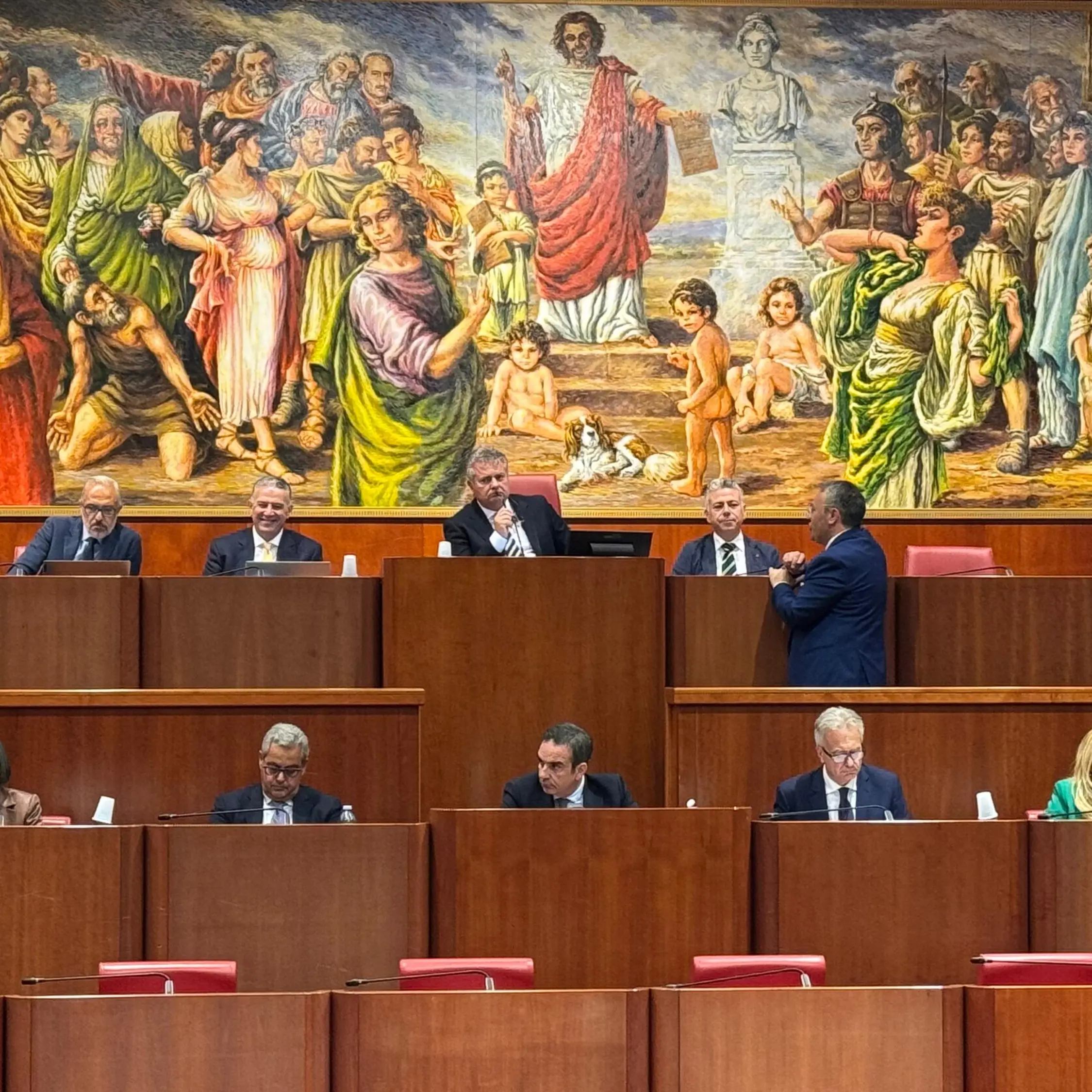 Occhiuto in Consiglio: «Uno shock scoprire di essere indagato. Spero di parlare con i magistrati agli inizi di luglio»