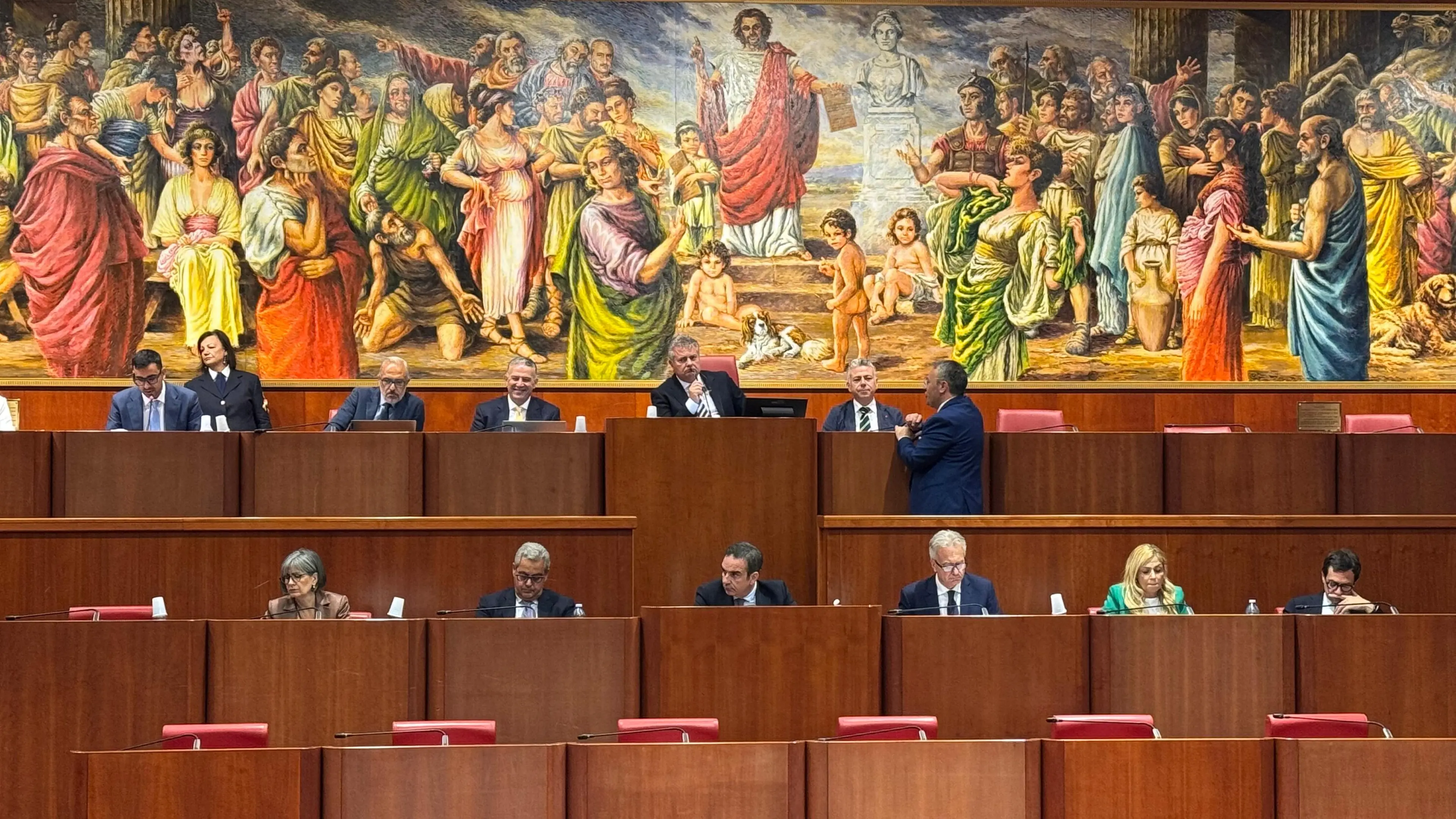 Occhiuto in Consiglio: «Uno shock scoprire di essere indagato. Spero di parlare con i magistrati agli inizi di luglio»