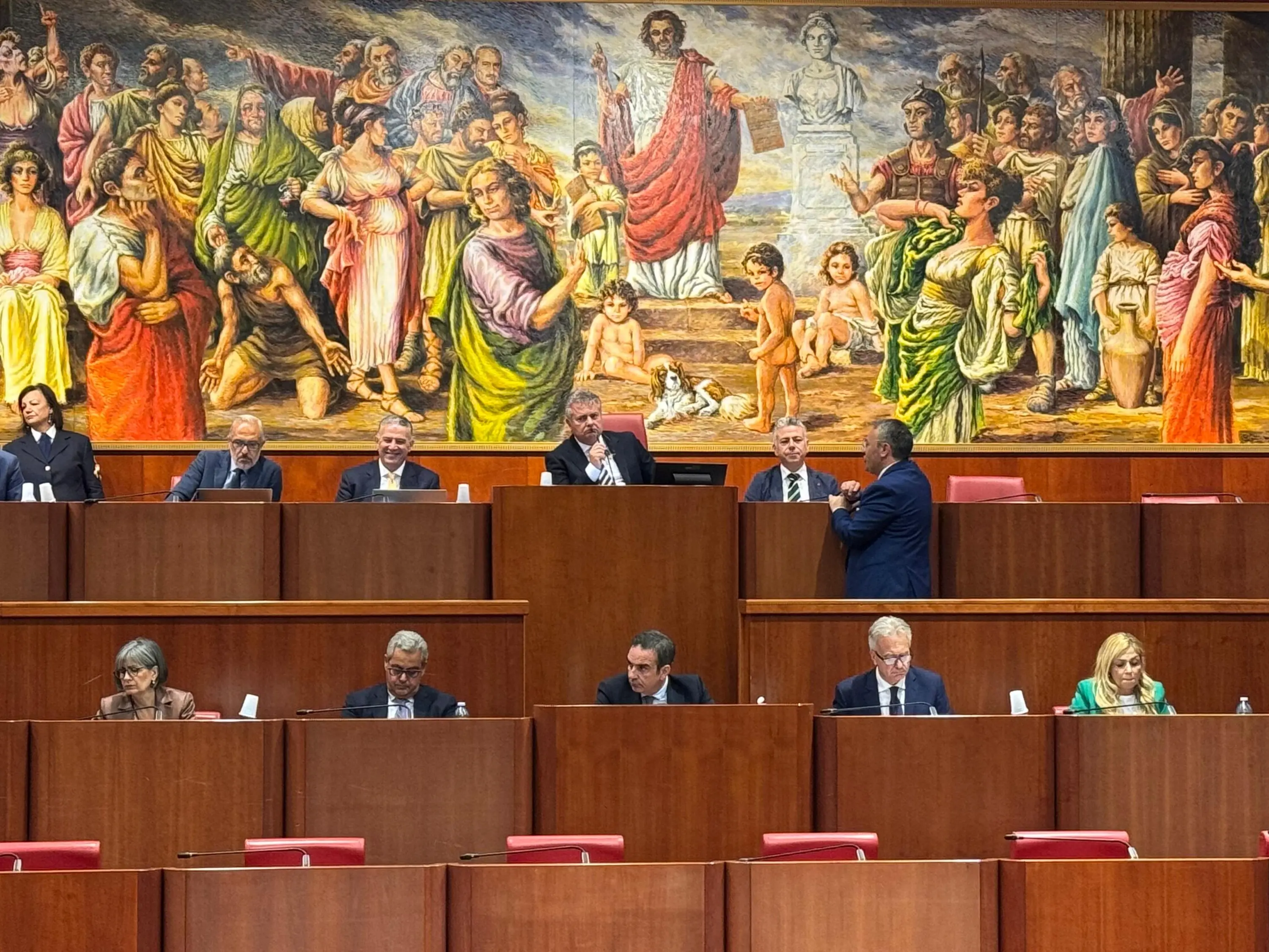 Occhiuto in Consiglio: «Uno shock scoprire di essere indagato. Spero di parlare con i magistrati agli inizi di luglio»